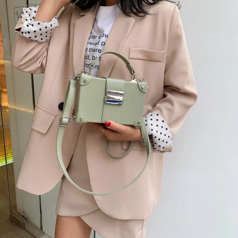 

2019 new Korean version 100 lap shoulder slant bag fashion rivet leisure box handbag