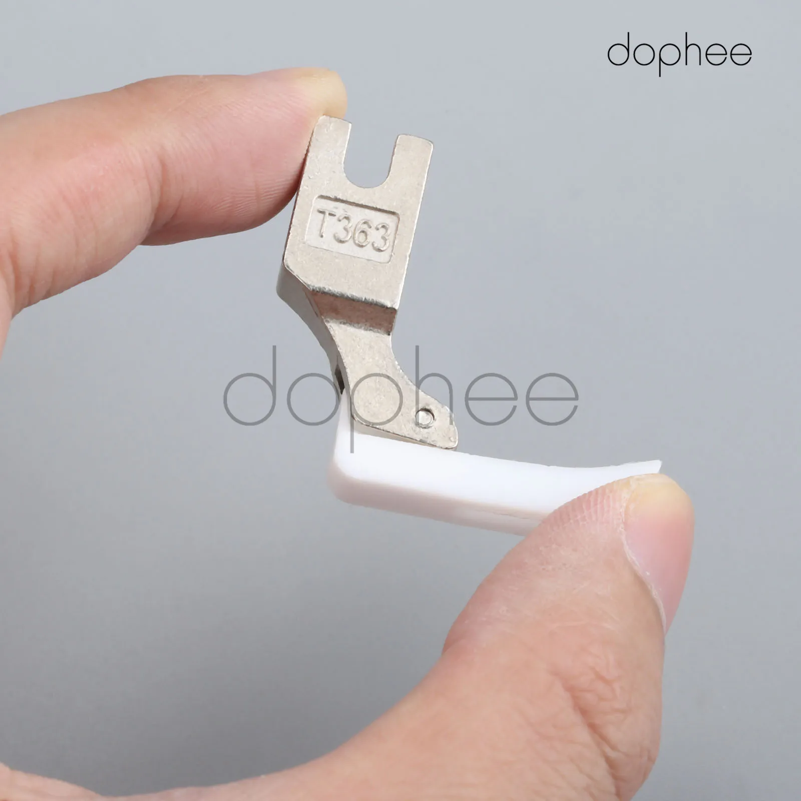 Dophee 2 pces t363 máquina de costura de plástico calcador pés zíper estreito presser pé para peças sobresselentes da máquina de costura do vagão liso