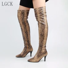 Большие размеры 34-48, модные ботфорты выше колена женская зимняя пикантная обувь на тонком высоком каблуке высокие сапоги с острым носком и змеиным принтом
