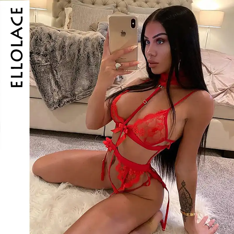 mujer con ropa interior roja