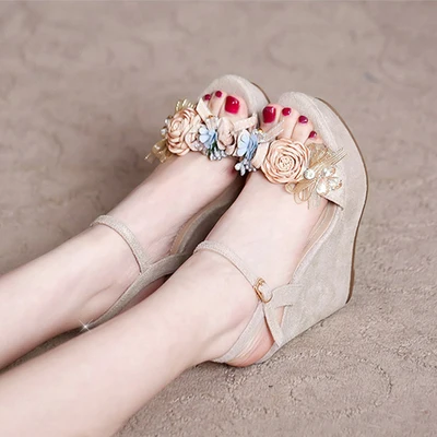 Nude color 9 cm Милые босоножки на танкетке в Корейском стиле с маленькими свежими цветами; босоножки на высоком каблуке; элегантная женская обувь; маленькие размеры; 31,32; 33 - Цвет: Nude color 9 cm