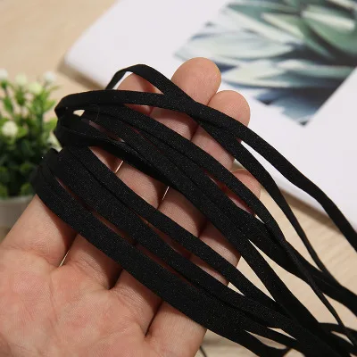 Accessoires pour masque covid : régleurs, crochets et chaînettes en gros plan.