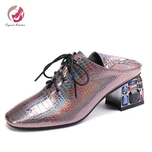 Оригинальное предназначение; обувь из натуральной кожи на шнуровке; женская обувь черного цвета с цветными кристаллами на массивном квадратном каблуке с квадратным носком