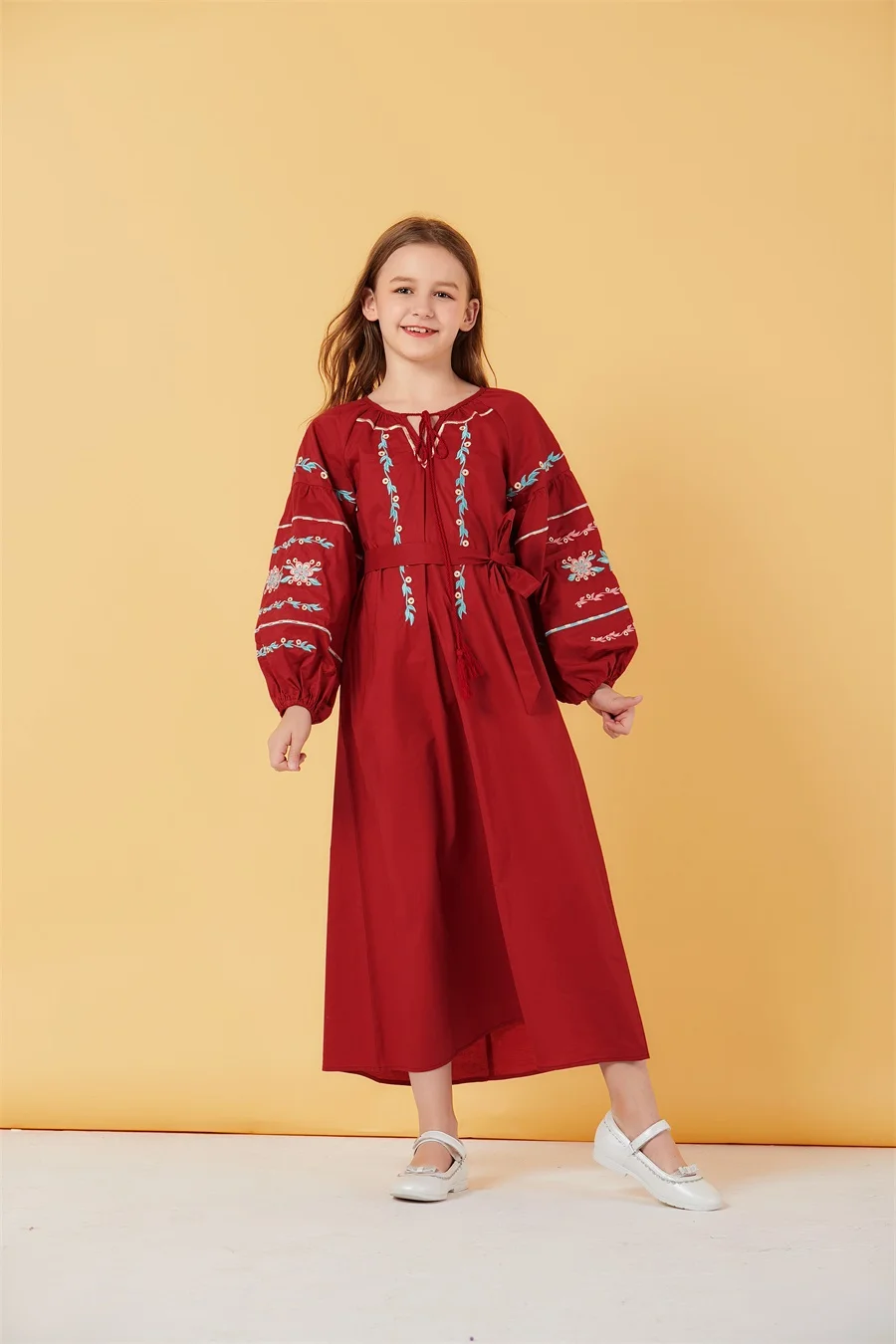 Одинаковые длинные платья для мамы и дочки; длинные платья с цветочной вышивкой для мамы и дочки; длинные платья с длинными рукавами и кисточками
