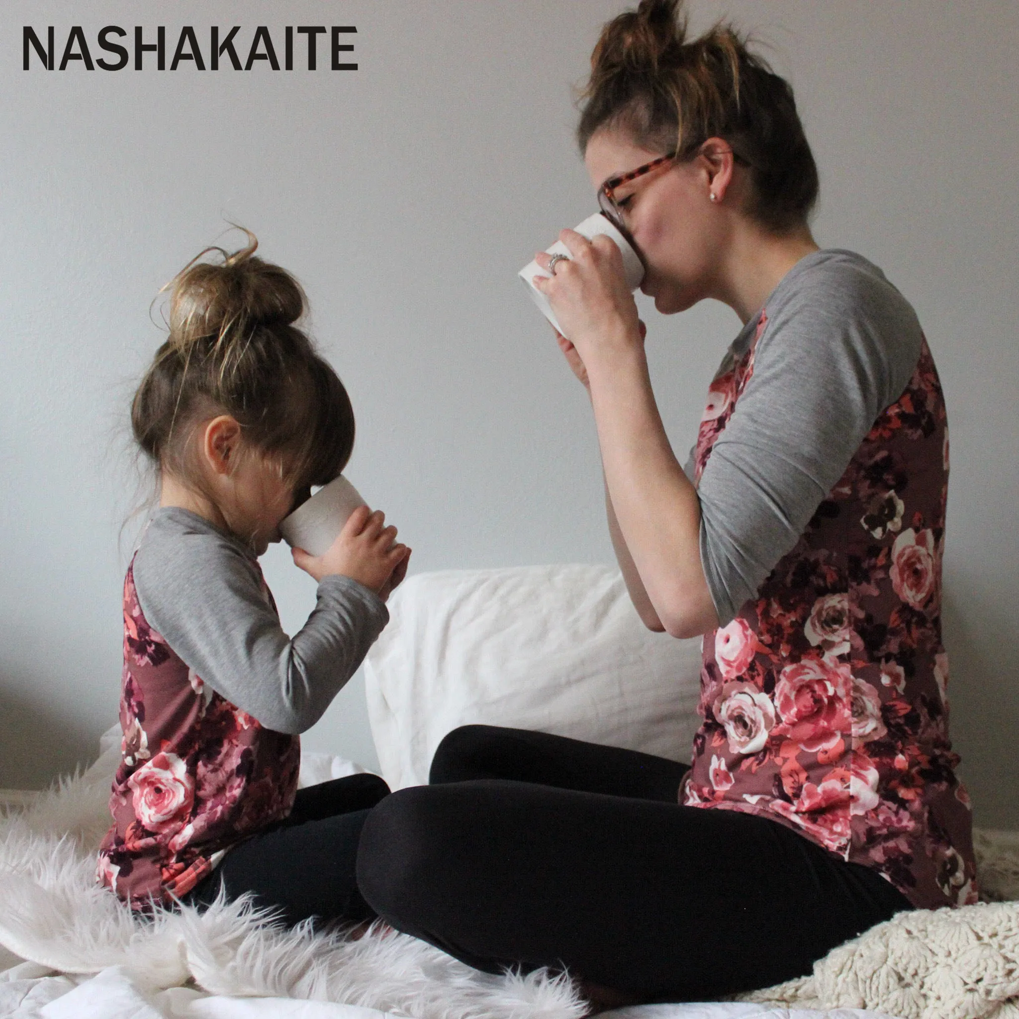 NASHAKAITE футболка с длинными рукавами для мамы и дочки; топы с цветочным принтом; сезон осень-зима; семейный образ; семейная футболка