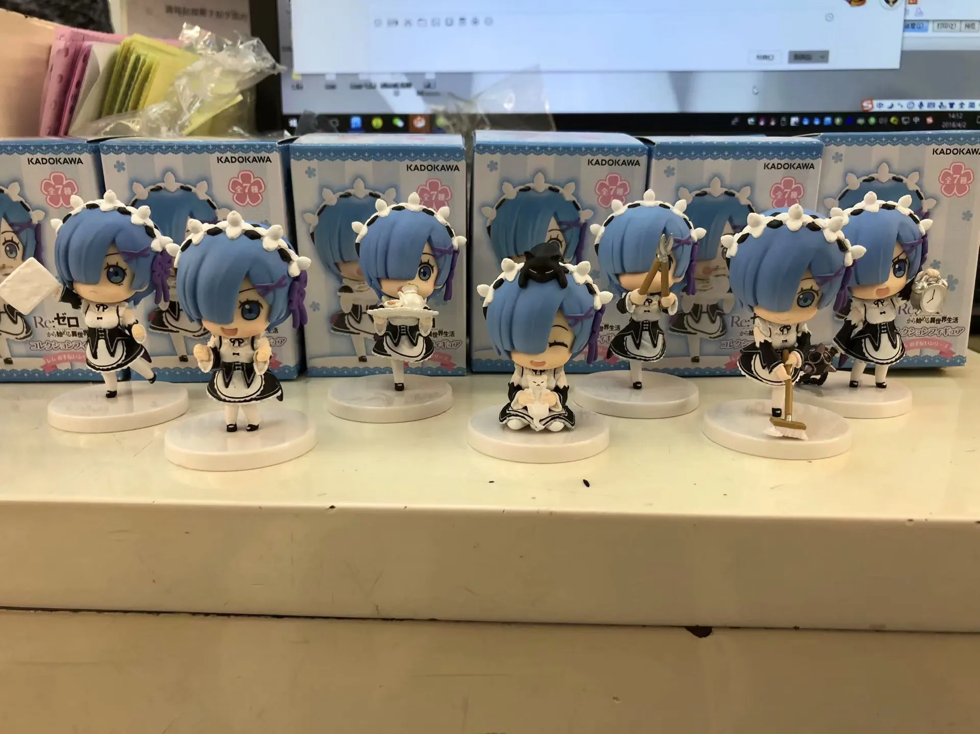 

Man pin Capsule Toy Kadokawa Zero-Based a Different World Life REM Capsule Toy Boxed Doll