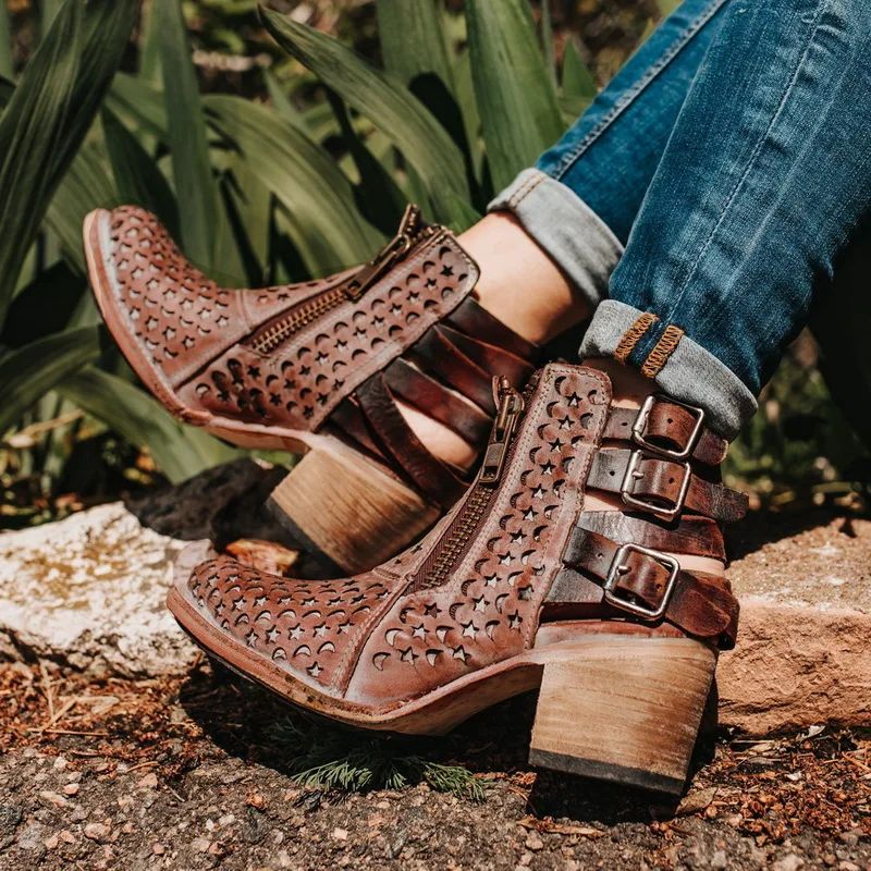 Г. Модные женские ботинки в стиле ретро обувь с острым носком на высоком каблуке Многослойные ботинки с пряжкой на молнии сзади, однотонные Винтажные ботинки с пряжкой и ремешком