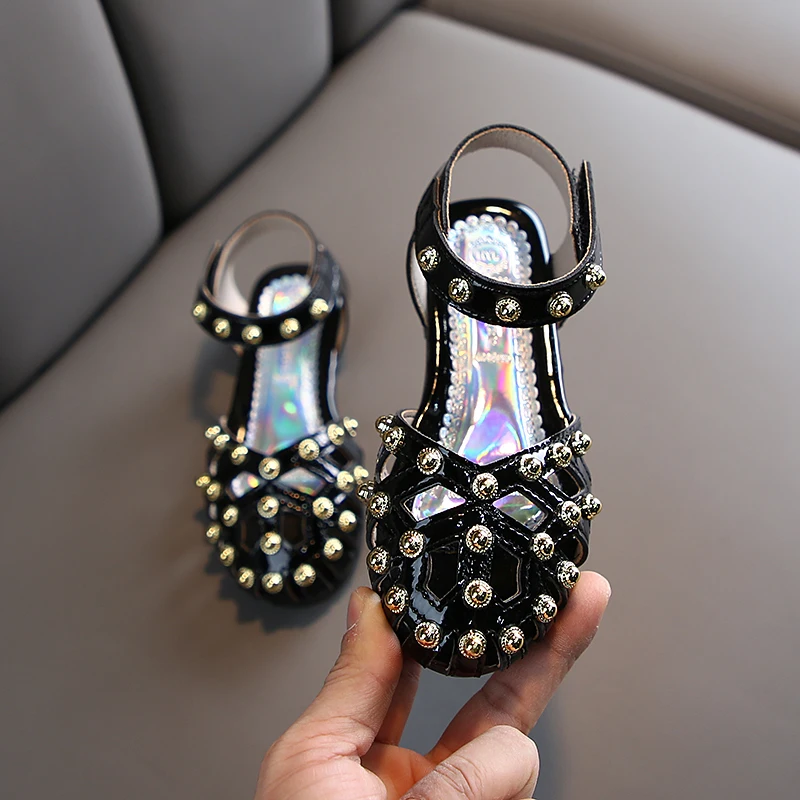 Сандалии для девочек с заклепками новинка 2020 модная летняя детская обувь