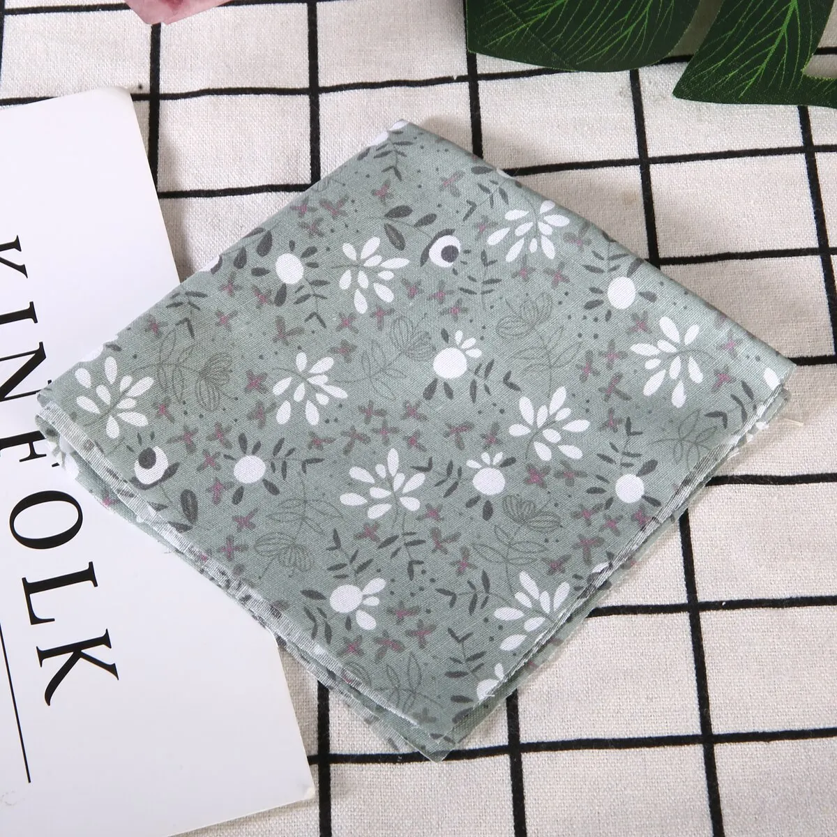 New 7pcs 25x25cm Cotton Fabric Assorted Squares Pre-Cut Quilt Quarters Bundle DIY Patchwork Cloth Material Handmade Doll Gray