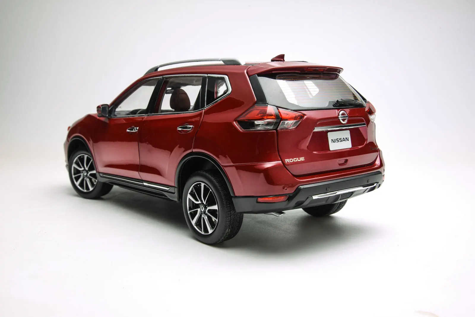 Модель Paudi 1/18 1:18 Nissan Rogue X-Trail литая модель автомобиля Игрушечная модель автомобиля открывающиеся двери мужской подарок