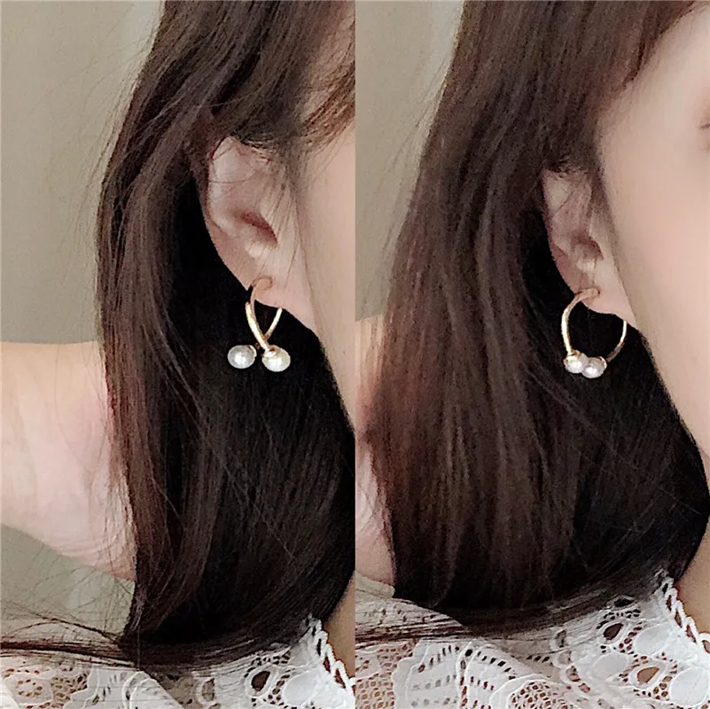 

In 2019, the new brand design Baroque style double imitation pearl earrings for women.