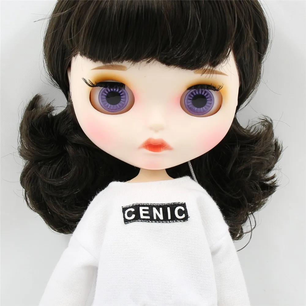 亚历山大 - 高级 Custom Neo Blythe 棕色头发、白色皮肤和哑光嘟嘟脸的娃娃 1
