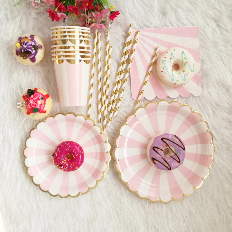 HFBOBP 50 stuks 40e verjaardagsfeestje papieren borden, 7 inch wegwerp zwart en goud geschulpte dessert servies voor bruiloft verjaardag receptie evenement decoraties