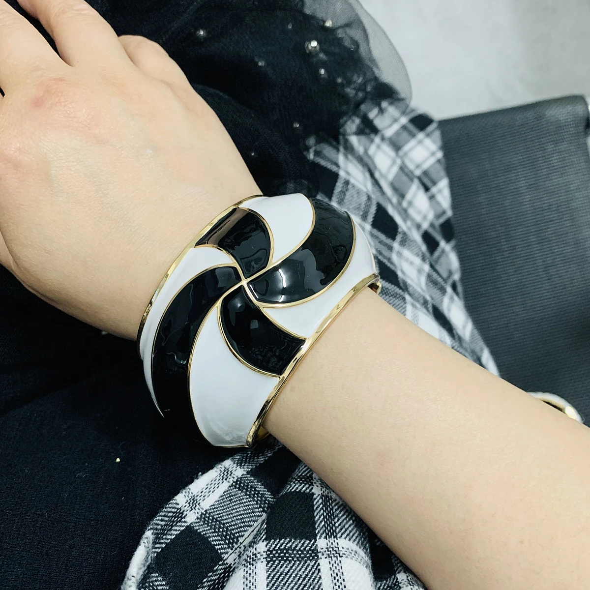 KAYMEN New Arrivals Big Statement Cuff Bracelet Fashion Enamel Bangle Gold Plated Cuff Bangle for Women Girls 6