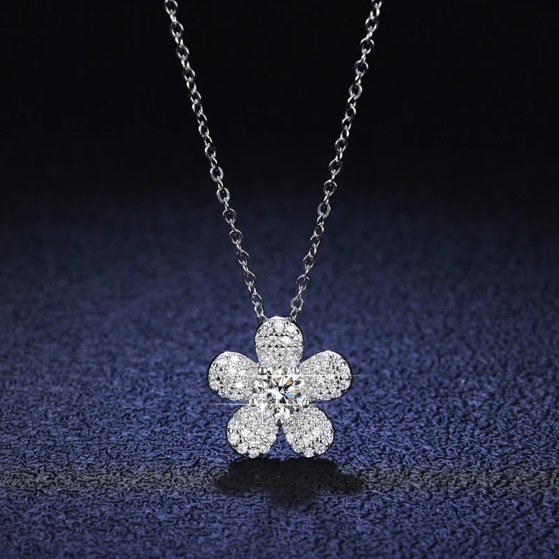 925 Sterling Silver Pendant 0.5 Carat Moissanite Necklace Women Fashion Flower Style Wedding Jewelry Free Bone Chain