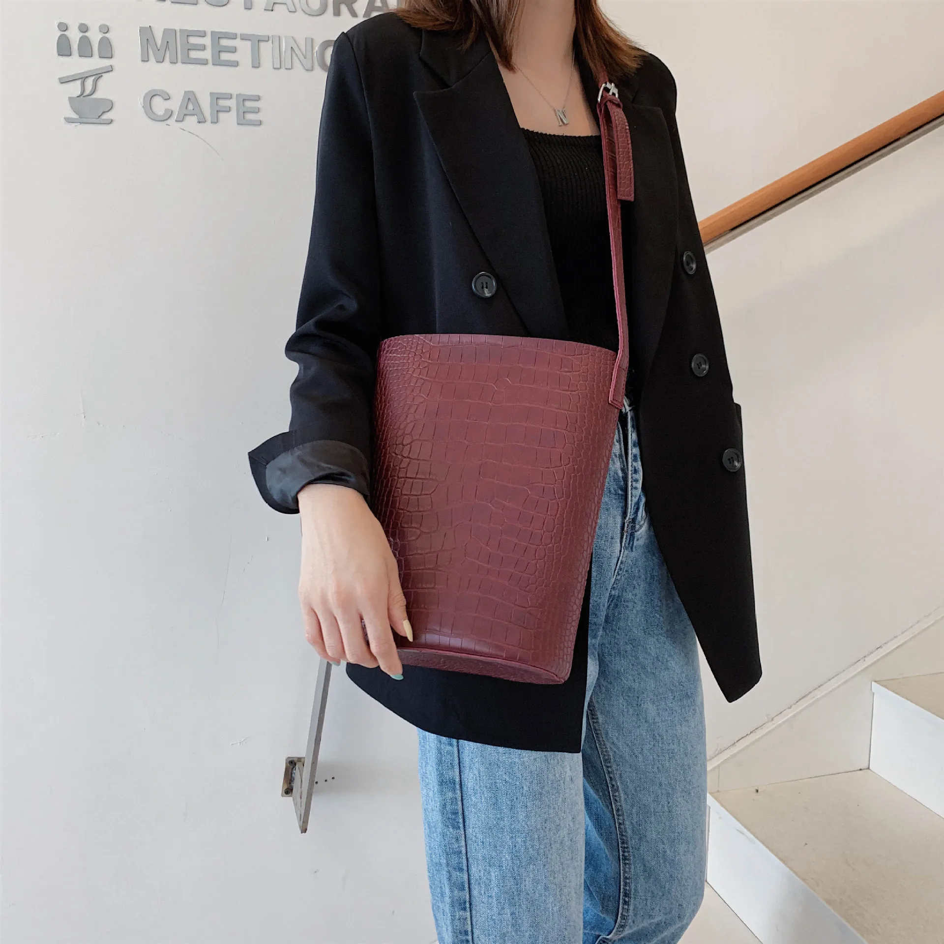 

Versatile INS Casual Large Capacity Bag Women's 2019 New Style Retro Fashion Crocodile Pattern Bucket Bag Shoulder Large Bag