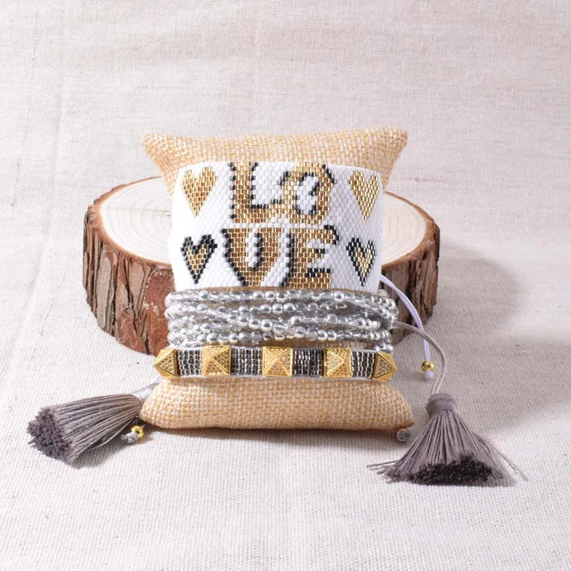 Женский браслет с бусинами Миюки белый заклепками украшенный ювелирное