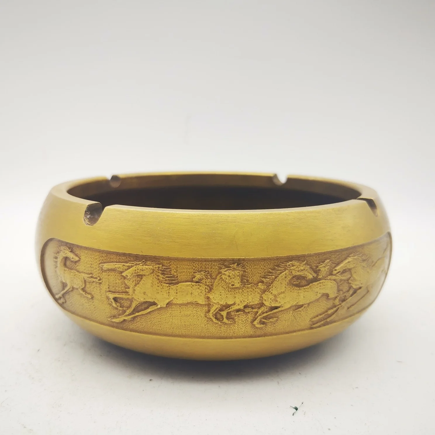 

Старая китайская медная банка с лошадью, пепельница, щетка для мытья и письма, круглая банка