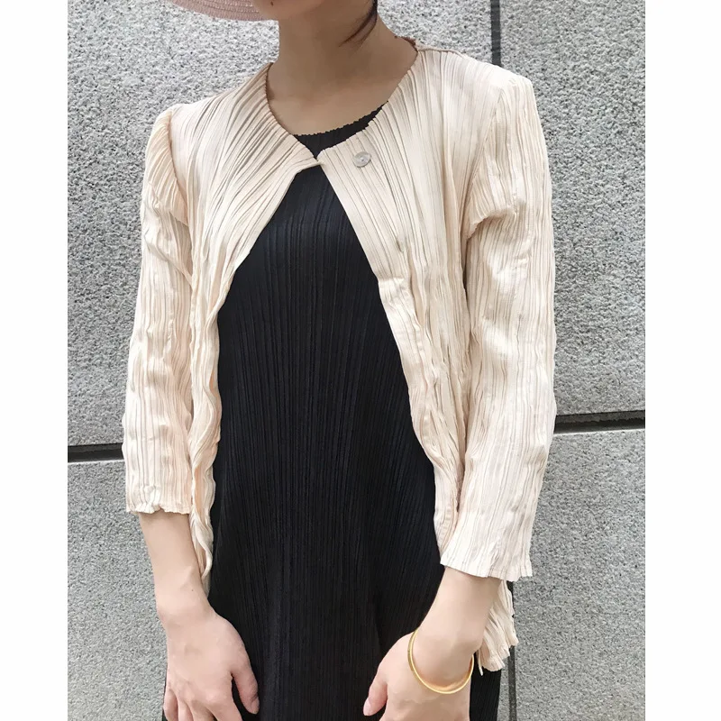 

Miyake folds early autumn new feel super good solid color wild casual shell buckle small cardigan coat free shipping