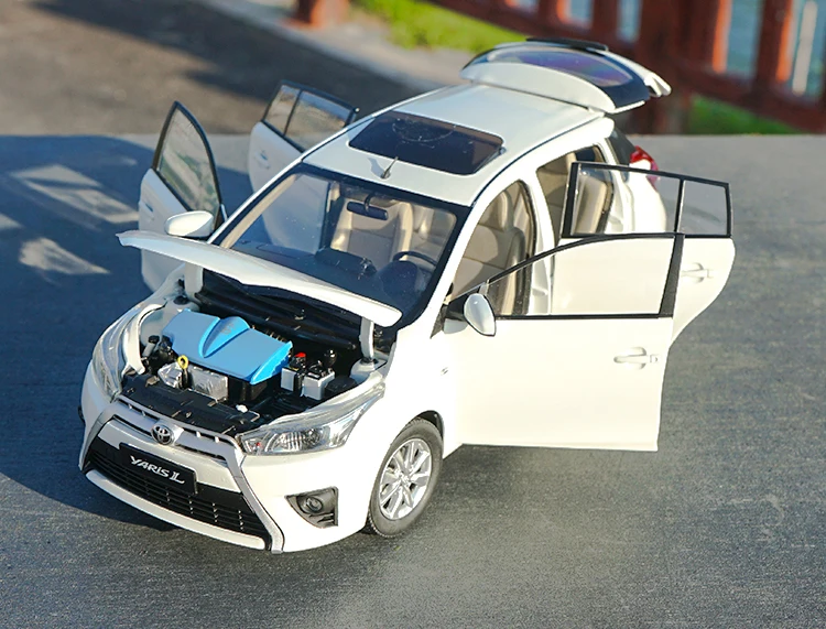 Авторизованный завод 1:18 Toyata Yaris L модель автомобиля, классические модели игрушечных автомобилей для подарка, коллекция - Цвет: Белый