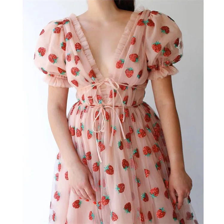 Шелковое платье дольче габбана. Платье с клубничным принтом женское. Розовое платье с цветочным принтом. Шифоновое платье в мелкий цветочек. Розовое платье с принтом.