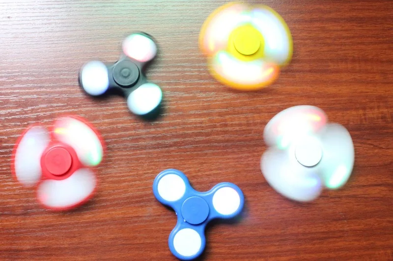 Спиннер-Спиннер 4-6 лет ABS светодиодный светящийся трелистник с концентрацией Спиннер ночной Светильник красочный EDC пальчиковая игрушка