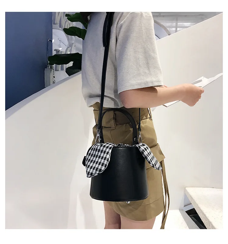 

The 2019 New Bucket Lattice Red Bag Simple Single Shoulder Skew Pocket.