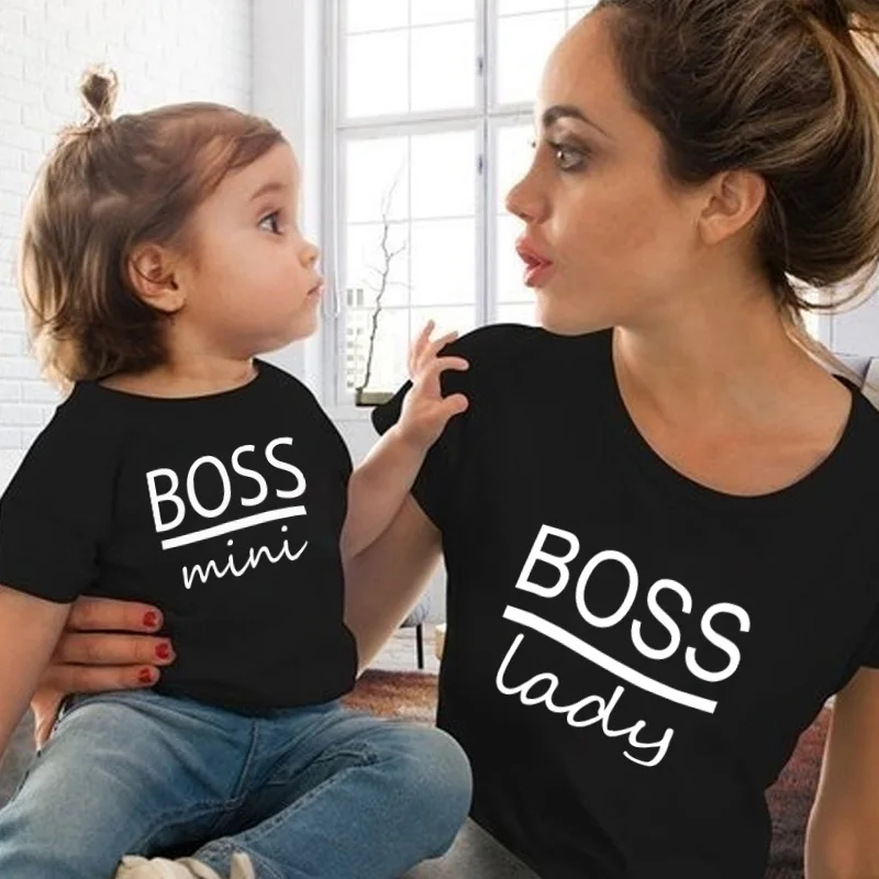 Семейные комплекты для мамы, сына, дочери наряды мини и леди принт Boss хлопок «Mommy And Me» футболка для маленьких девочек топы для мальчиков