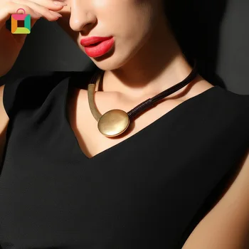 

Black short leather stitching necklace geometric round simple ladies short necklace jewelry zinc alloy temperament Glittery