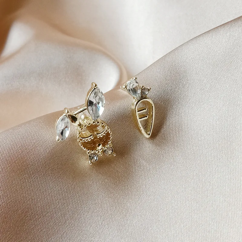 

2020 New Geometric Metal Women Trendy Stud Earrings Korean Rhinestone Rabbit Carrot Lovely Beautiful Female Small Earring