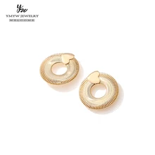 YMYW круглые полые серьги-гвоздики в форме сердца в стиле панк Медь Модные металлические настоящие 14 золотые очаровательные романтичные серьги ювелирные изделия для женщин