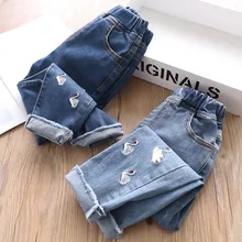 Осенние новые стильные детские джинсы, повседневные модные ковбойские брюки в Корейском стиле с вышивкой лебедя для маленьких девочек