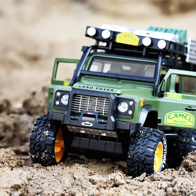 Goedkoop 1 28 Hoge Simitation Defender Camel Trophy Legering Model Auto Diecasts   Toy Vehicles Met Sound   Light Auto Speelgoed Voor kinderen Geschenken