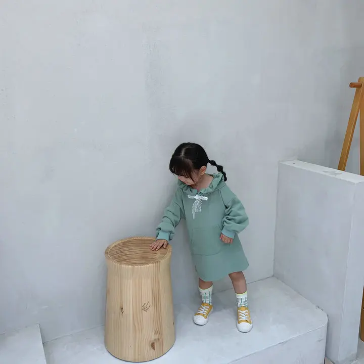 Одежда с длинными рукавами для девочек с шапками; коллекция 2019 года; сезон осень; Детские однотонные Хлопковые Платья с капюшоном и