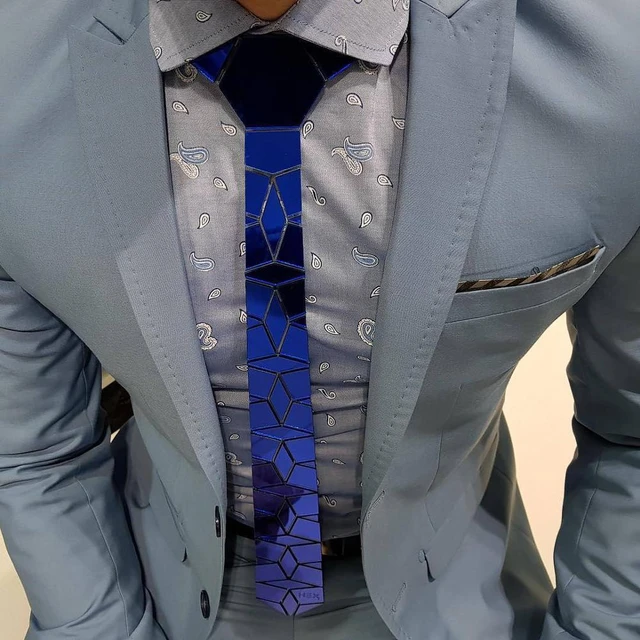 Cravate argentée scintillante