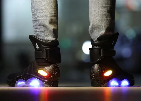 Ботинки для костюмированной вечеринки; обувь с подсветкой «Назад в будущее»; модные высокие сапоги с зарядкой от USB в стиле Air Mag; США
