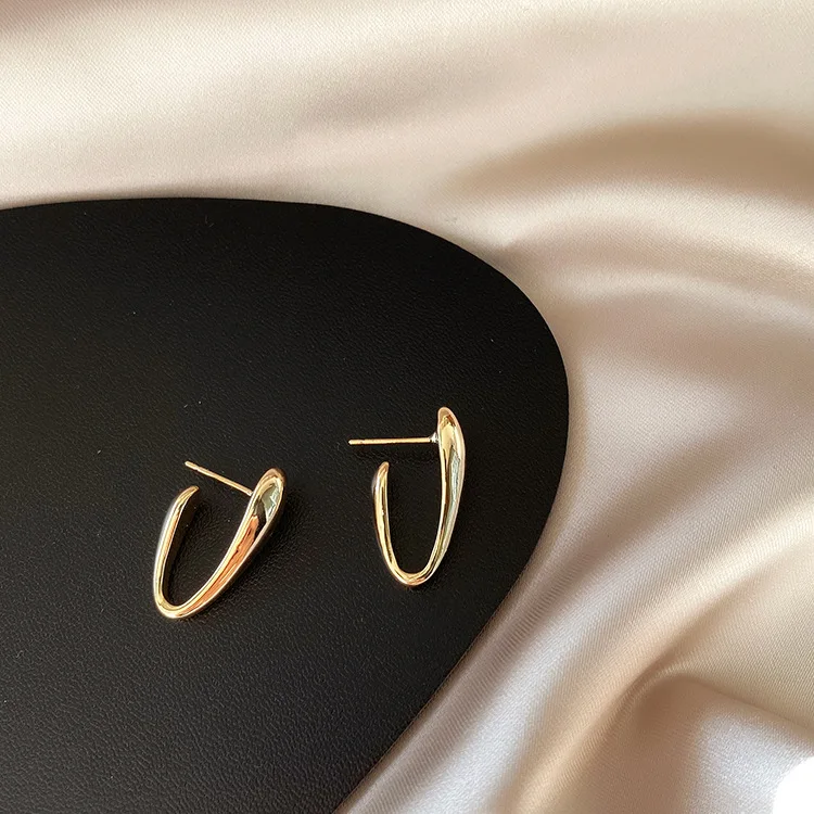 Минималистичные серьги гвоздики в форме буквы U золотого цвета с геометрическим