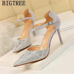Блестящие туфли-лодочки с острым носком в итальянском стиле; женская обувь; туфли mary jane на высоком каблуке серебристого цвета; Свадебная