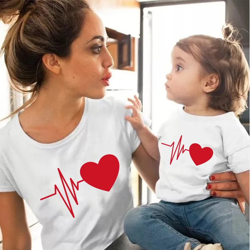 Ropa a juego para madre e hija, Camiseta con estampado divertido de amor rojo para madres y tops para hijas