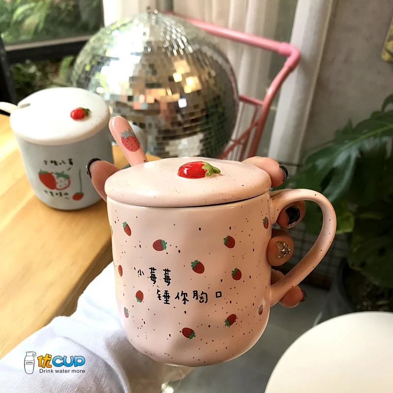 Мультяшная Клубничная чашка для воды, кружка, керамическая чашка с крышкой с ложкой, Офисная Рождественская кружка для девушек, студенток, клубника BB50MK