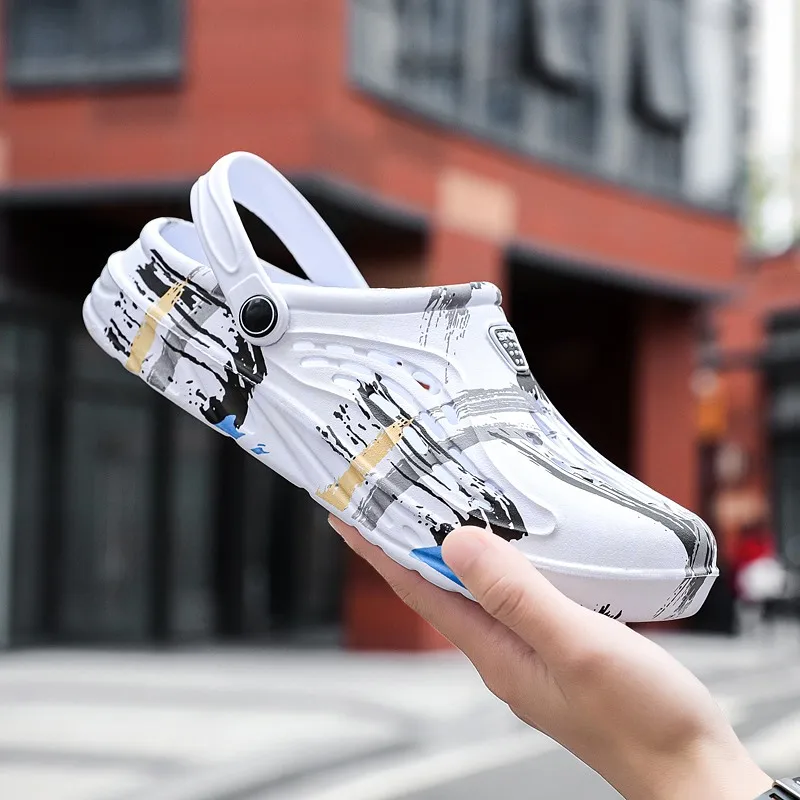 

New Men Causal Summer Sandals EVA Garden Beach Clogs Sandals Soft Hospital Shoes Men Slip On Beach Water Slippers Zapatos Hombre