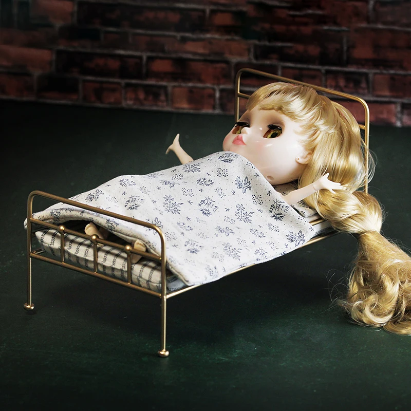 Aizulhomey Nordic Retro Metal Golden Bed 1/6 Mouse Dollhouse
