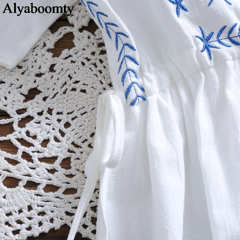 Летнее жеское легкое миди платье хлопково льняное с цветочной вышивкой