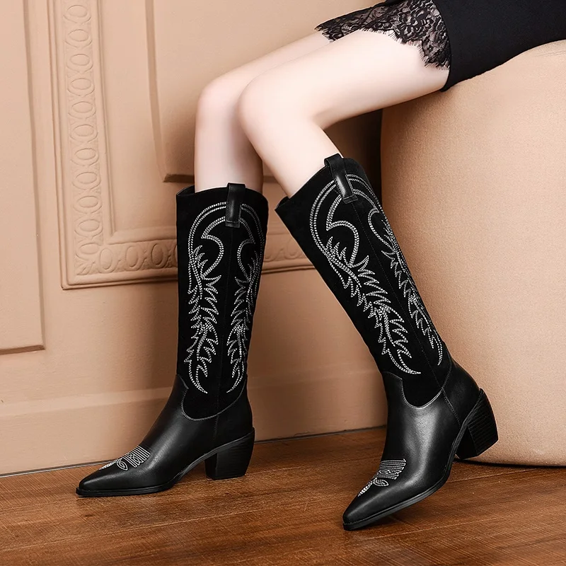 Дизайн; женские кожаные сапоги до колена из микрофибры с вышивкой; ковбойские сапоги с острым носком в западном стиле; женские сапоги для верховой езды на танкетке; Подиумные