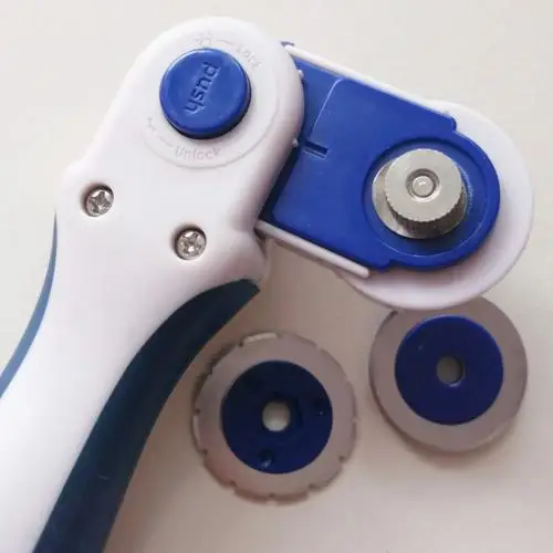 Blue White 28mm Circular Rotary Cutter Knife Blade Roller Wheel DIY Sewing Quilting Tool - Цвет: Blue White