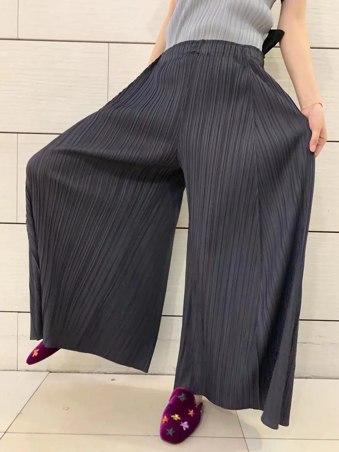Горячая Miyake модные тонкие складные узкие боковые прямые брюки длинные штаны широкие брюки