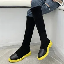 Новинка; Яркие модные женские сапоги выше колена на плоской подошве; сезон осень-зима; пикантные женские облегающие высокие сапоги из замши