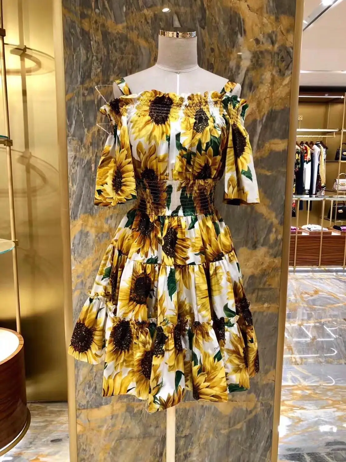 Женское ажурное платье из 100% хлопка желтое с открытыми плечами и вырезом