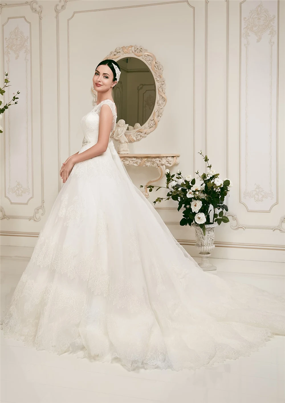 

Романтическое кружевное платье с аппликацией, круглым вырезом и открытой спиной, с многоярусным шлейфом и открытой спиной, на шнуровке