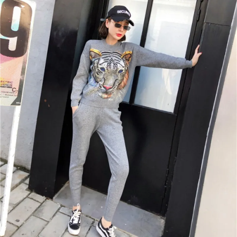 gray Трикотажный костюм из 2 предметов, осенняя новинка, женский модный теплый свитер с бусинами и изображением старого тигра+ свободные брюки, повседневные женские вязаные комплекты - Цвет: gray